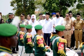 Bey Machmudin - Habib Luthfi Kawal  Kirab Merah Putih di GBLA