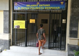 Menjenguk Tahanan untuk Sementara Ditiadakan