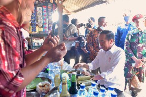 Presiden Cek Harga dan Stok Komoditas Pangan di Pasar Mendenrejo