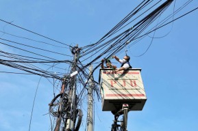 Pemkot Bandung Targetkan 2023 Ruas Jalan Utama Bebas Kabel Udara