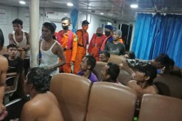 Karam Dihantam Badai,  19 ABK  KM Rejeki Indah Selamat