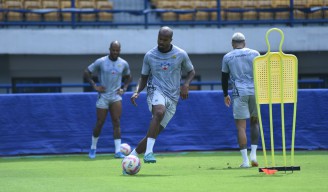 PERSIB Bandung Rekrut Ahmad Agung sebagai Gelandang Baru: Bojan Hodak Tegaskan Kebijakan Transfer Bijak