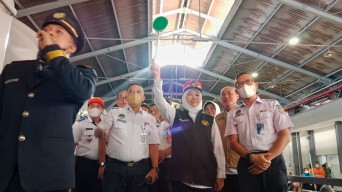 Gubernur Khofifah Tinjau Arus Balik Penumpang di Stasiun Pasar Turi