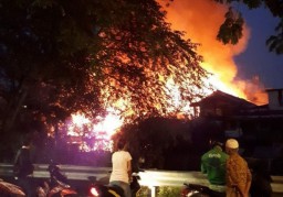 Damkar Jakarta Timur Kerahkan Empat Mobil