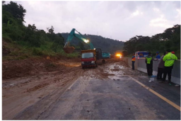 Hati-hati! Jalan Tol Semarang-Solo di KM 426 Longsor