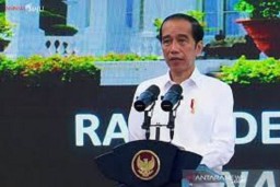 Jokowi Bagikan BMK Rp 2,4 Juta untuk Pedagang