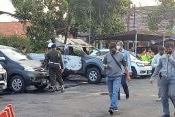 Polisi dan Anggota TNI Perketat Keamanan Mapolsek Ciracas