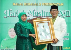 Gubernur Khofifah Serahkan Penghargaan Jerbasuki Mawa Beya Pada Gubernur  Ridwan Kamil