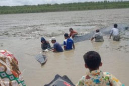 Paus Terdampar di Ogan Komering Ilir Diselamatkan Nelayan