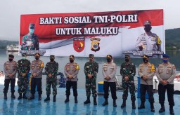 Kodam XVI Pattimura dan Polda Maluku Bagi Sembako