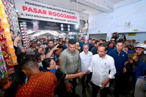 Presiden Jokowi Cek Langsung Harga Kebutuhan Pokok di Pasar Rogojampi
