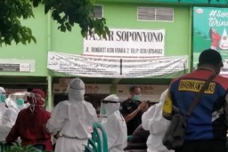 Ratusan Pedagang Pasar Rungkut Jalani Rapid Test