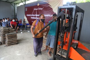 Bulan Padat Karya, Pemkot Surabaya Latih MBR Bikin Paving
