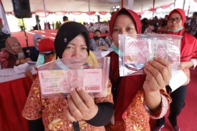 Pemkot Surabaya Salurkan BLT DBHCT kepada 3.745 Buruh Pabrik Rokok