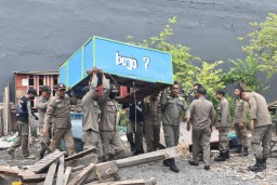 Satpol PP Surabaya Tertibkan Bekupon di Petemon, Warga Lega Perjudian Merpati Dihentikan