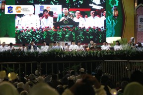 Puluhan Ribu Jemaah Padati Balai Kota, Gus Iqdam Doakan Surabaya Makin Rukun dan Berkah