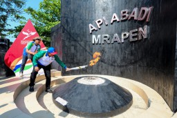 Pj Gubernur Jateng Nana Sudjana Lepas Api Abadi Mrapen untuk Torch Relay Peparnas XVII 2024