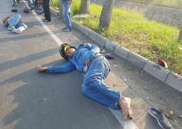 Pemotor Kritis Usai Tabrak Pembatas Jalan di Aloha Sidarjo