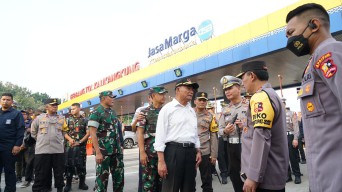 Tinjau Tol Kalikangkung, Menko PMK : Bawa Pengemudi Cadangan Cegah Kecelakaan