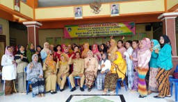 Menyambut Hari Ibu, PKK Desa Pranti, Menganti,  Gelar Fashion Show