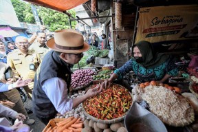 Gubernur Ridwan Kamil Pantau Harga dan Suplai Pangan di Pasar Kiaracondong