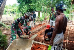 Satgas Pamtas RI-PNG Yonif 125/Si’mbisa  Bangun Rumah Layak Huni