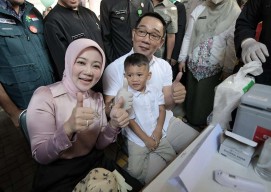 Beranda  Berita  Kesehatan Gubernur Ridwan Kamil Antar Arkana Imunisasi Polio ke Posyandu