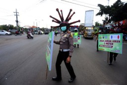 Pakai Helm Unik, Polisi Mojokerto Ingatkan Bahaya Corona