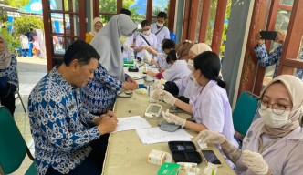 Ratusan Warga Kepung Balai Kelurahan Sukolilo untuk Bakti Sosial Universitas Hang Tuah