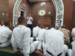 Ustadz Suprayitno Paendri Dayu Sampaikan Kultum di Masjid Kampus UHT: "Allah Tidak Suka Ibadah yang Mengganggu Orang Lain"