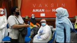 Gubernur Jatim Tinjau Langsung Vaksinasi Dosis Kedua Kepada Wartawan