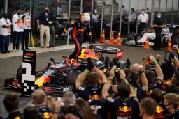 Verstappen Akhiri GP Formula 1 dengan Naik Podium Juara