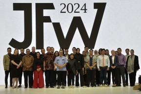 Jakarta Fashion Week 2024 Dibuka, Mendag Zulhas Yakin RI Jadi Pusat Fesyen Dunia