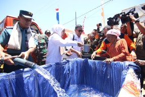 Gubernur Khofifah Pastikan BPBD Jatim Siaga dan Siap Dropping Air Bersih