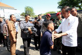 Presiden Jokowi dan Wali Kota Eri Cahyadi Cek Harga Pangan di Pasar Soponyono Surabaya