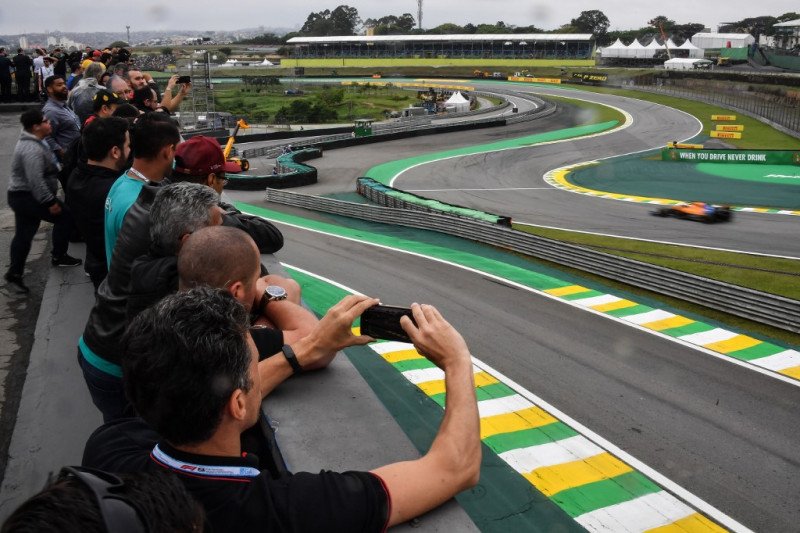 Para fans menyaksikan pebalap McLaren Carlos Sainz melaju di Grand Prix Brazil, Sirkuit Interlagos, Sao Paulo. (15/11/2019) (AFP/Nelson Almeida)