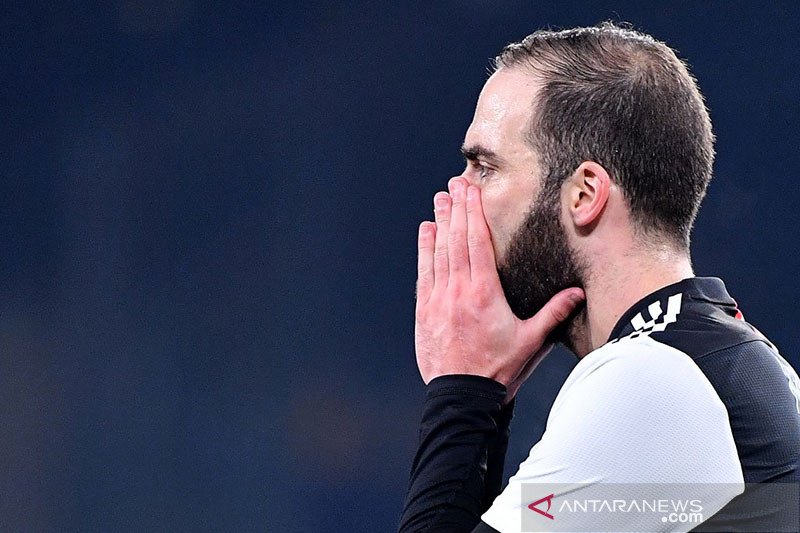 Pemain depan Juventus asal Argentina, Gonzalo Higuain bereaksi setelah kehilangan peluang gol selama pertandingan sepak bola Serie A Italia, Napoli vs Juventus di stadion San Paolo di Naples (26/1/2020). ANTARA/AFP/Alberto PIZZOLI/aa.

