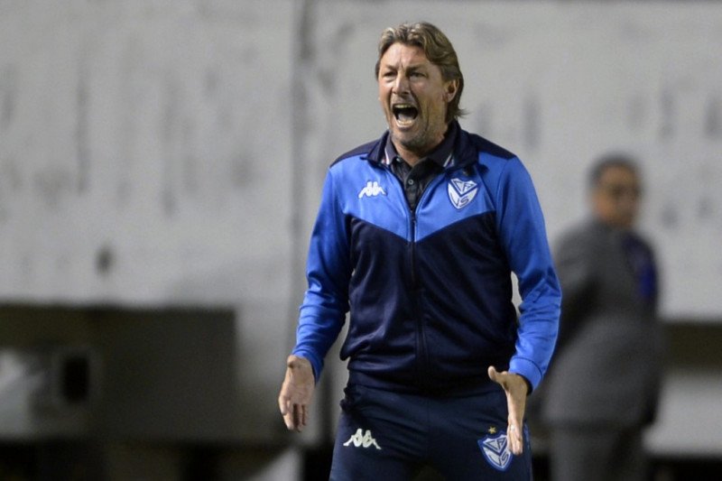 Gabriel Heinze saat masih menjadi pelatih klub Argentina Velez Sarsfield dalam sebuah pertandingan Copa Sudamericana 2020 melawan tim asal Ekuador, Aucas, di Stadion Gonzalo Pozo Ripalda di Quito pada 18 Februari, 2020. (AFP/CRISTINA VEGA RHOR)
