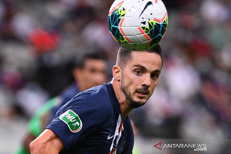 Gelandang Paris Saint-Germain (PSG) Pablo Sarabia berusaha menguasai bola dalam pertandingan final Piala Prancis melawan St Etienne yang dimainkan di Stade de France, 24 Juli 2020. (ANTARA/AFP/FRANCK FIFE)