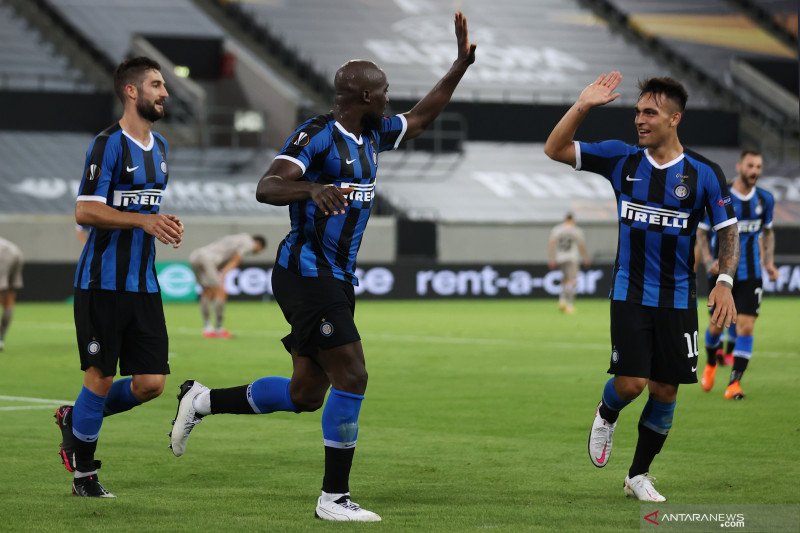 Dua penyerang Inter Milan Romelu Lukaku (tengah) dan Lautaro Martinez (kanan) merayakan gol yang tercipta ke gawang Shakhtar Donetsk pada pertandingan semifinal Liga Europa yang dimainkan di Merkur Spiel-Arena, Dusseldorf, Jerman, Senin (17/8/2020). (ANTA