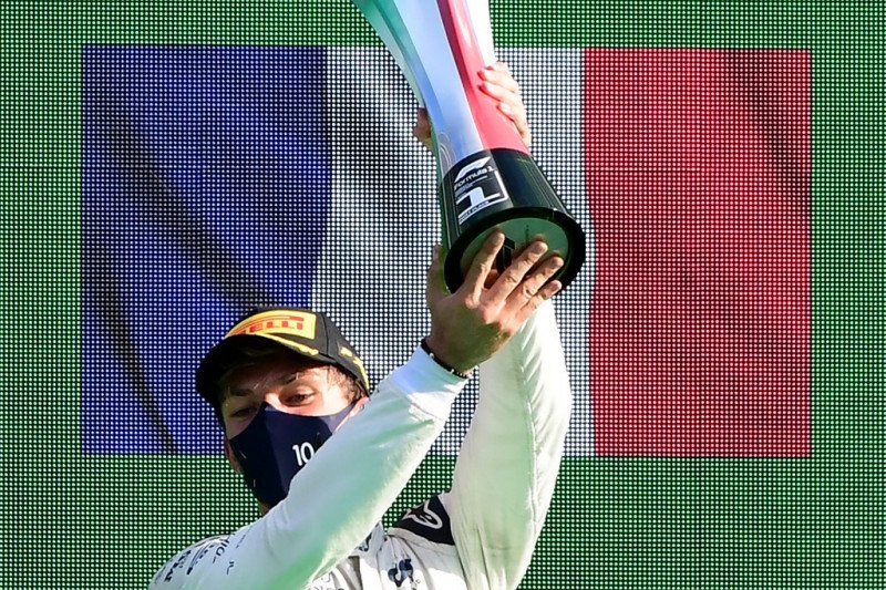 Pebalap tim AlphaTauri Pierre Gasly melakukan selebrasi setelah memenangi Grand Prix Italia di Sirkuit Monza. (6/9/2020) (Photo by JENNIFER LORENZINI / POOL / AFP)
