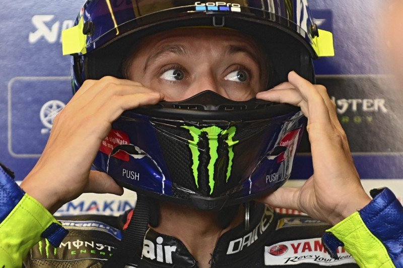 Pebalap tim Monster Energy Yamaha Valentino Rossi mengenakan helmnya di sesi latihan ketiga Grand Prix Emilia Romagna, Sirkuit Misano pada 19 September 2020. ( AFP/Andreas Solaro).

