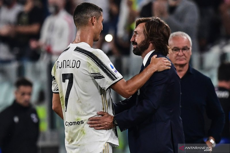 Pelatih Juventus Andrea Pirlo (kanan) merayakan kemenangan timnya atas Sampdoria bersama penyerang Cristiano Ronaldo (kiri), setelah Juve menang 3-0 dalam pertandingan putaran pertama Liga Italia yang dimainkan di Stadion Allianz, Turin, Minggu (20/9/2020