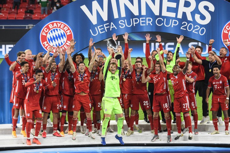Para pemain Bayern Munich merayakan keberhasilan menjuarai Piala Super Eropa berkat kemenangan 2-1 atas Sevilla pada pertandingan yang dimainkan di Puskas Arena, Budapest, Hungaria, Kamis (24/9/2020). (ANTARA/AFP/ATTILA KISBENEDEK)

