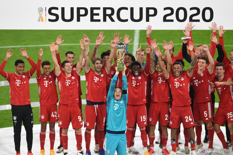 Kiper Bayern Munich Manuel Neuer dan rekan-rekannya merayakan keberhasilan mereka memenangi Piala Super Jerman 2020 berkat kemenangan 3-2 atas Borussia Dortmund pada pertandingan yang dimainkan di Allianz Arena, Munich, Rabu (30/9/2020). (ANTARA/AFP/ANDRE