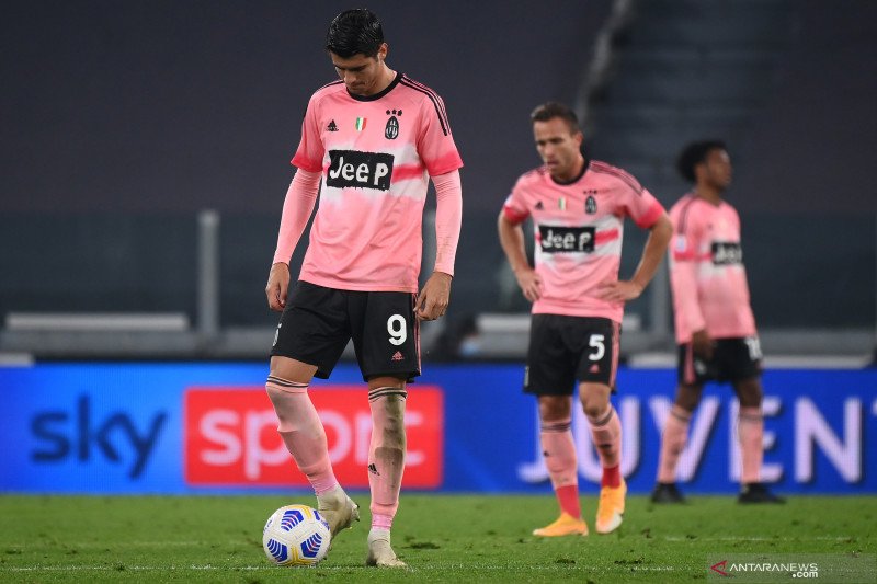 Penyerang Juventus Alvaro Morata bersiap melakukan sepak mula setelahgawangnya kemasukan pada pertandingan Liga Italia melawan Verona di Stadion Allianz, Turin, Minggu (25/10/2020). (ANTARA/AFP/MARCO BERTORELLO)

