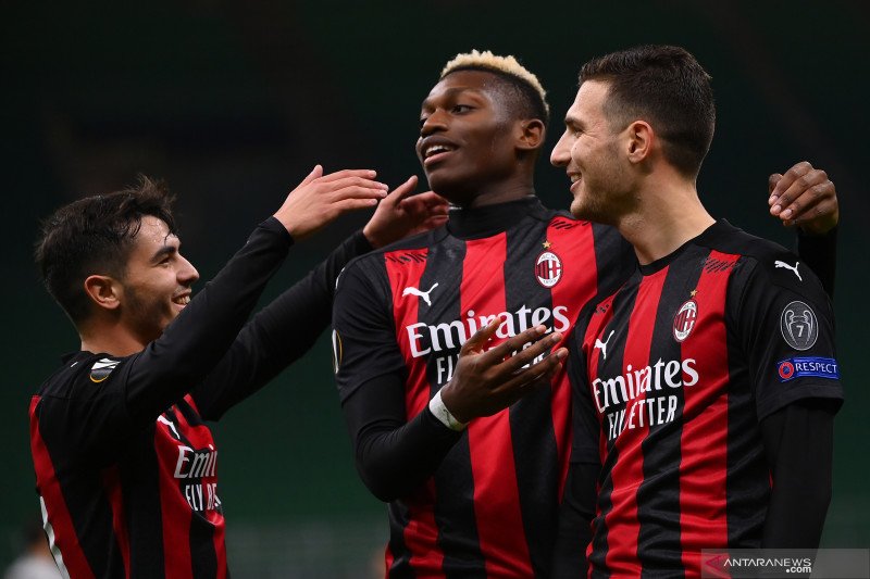 Bek AC Milan Diogo Dalot (kanan) merayakan gol yang dicetaknya bersama dengan Rafael Leao (tengah) dan gelandang Brahim Diaz pada pertandingan Grup H Liga Europa melawan Sparta Praha yang dimainkan di Stadion Giuseppe Meazza, Milan, Kami (29/10/2020). (AN