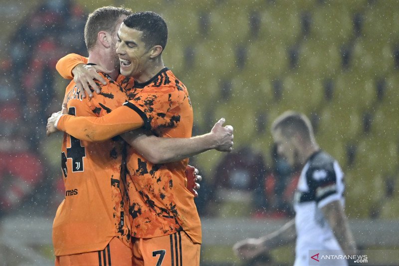 Penyerang Juventus Dejan Kulusevski (kiri) merayakan gol yang ia cetak bersama dengan Cristiano Ronaldo (kanan) pada pertandingan Liga Italia melawan Parma yang dimainkan di Stadion Ennio Tardini, Parma, Sabtu (19/12/2020). (ANTARA/AFP/ALBERTO PIZZOLI)
