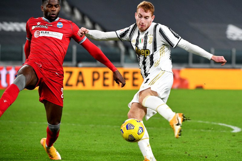 Penyerang Juventus Dejan Kulusevski (kanan) menendang bola sambil dikawal bek SPAL Caleb Okoli pada pertandingan perempat final Piala Italia yang dimainkan di Stadion Allianz, Turin, Rabu (27/1/2021). (ANTARA/AFP/ISABELLA BONOTTO)

