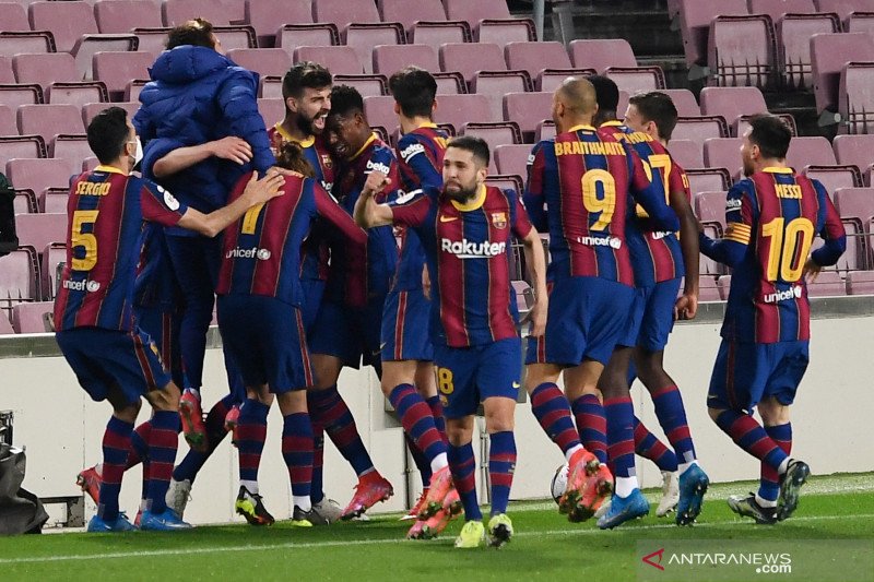 Selebrasi pemain Barcelona usai cetak gol kedua oleh Gerard Pique dalam pertandingan semifinal leg kedua Copa del Rey lawan Sevilla FC di Camp Nou pada 4 Maret 2021.(Photo by Josep LAGO / AFP) (AFP/JOSEP LAGO)

